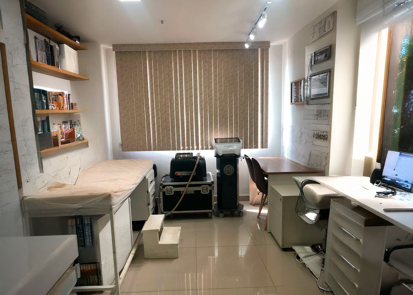 Sala de atendimento da Plenus Clínica de Estética em Madureira, com maca e equipamento de laser
